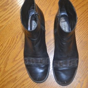 Brighton ankle boots. Brown trim across the toe and black body of boot. Size 8.5